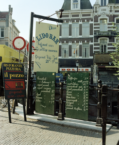 118618 Afbeelding van enkele reclameborden, bevestigd aan de balustrade op de werfmuur langs de Oudegracht te Utrecht.